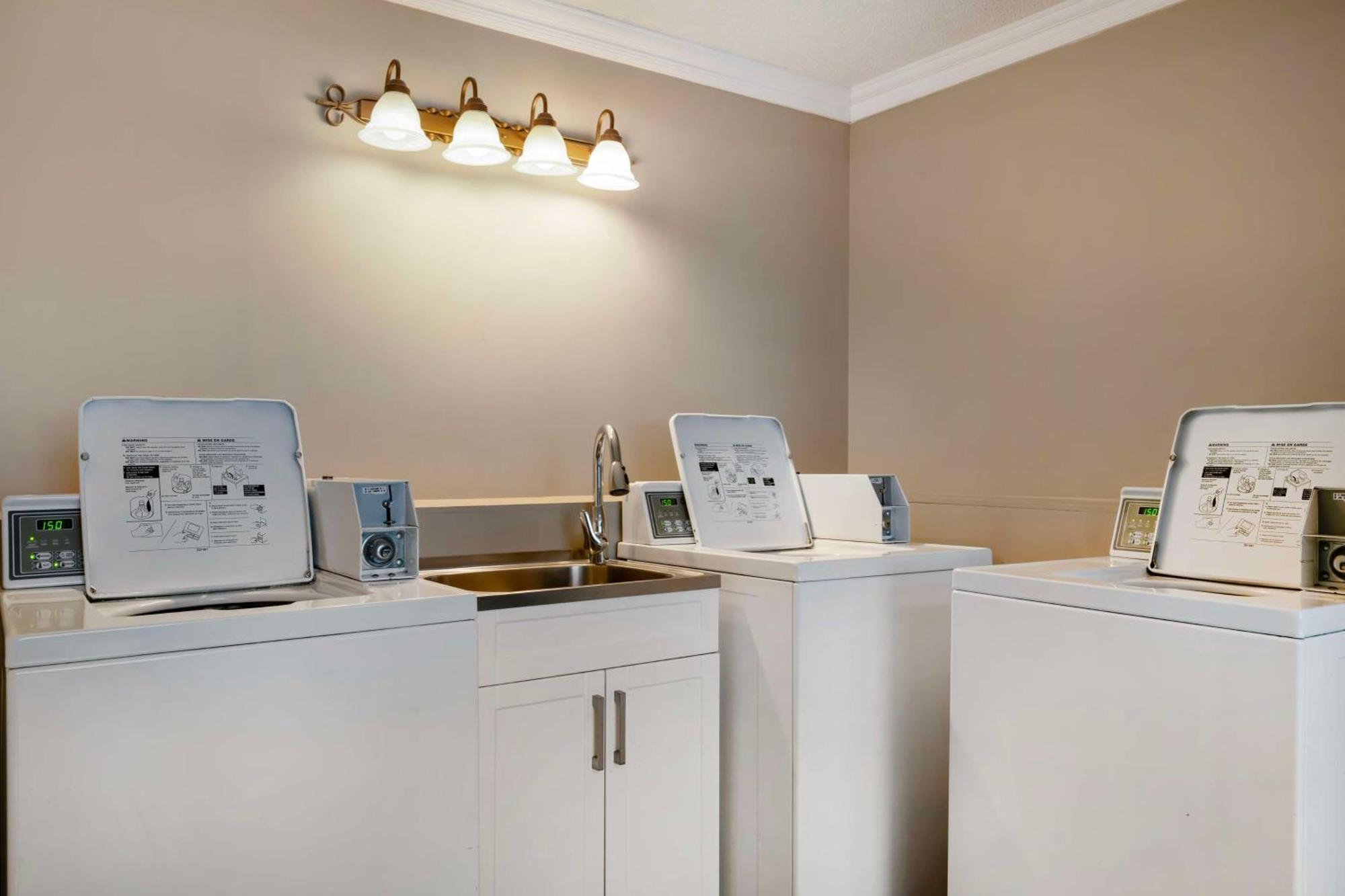Best Western Plus Burnaby Hotel Екстер'єр фото
