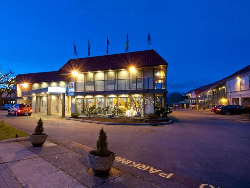 Best Western Plus Burnaby Hotel Екстер'єр фото