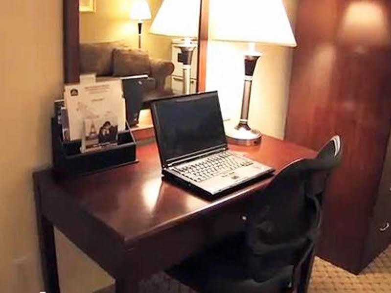 Best Western Plus Burnaby Hotel Екстер'єр фото